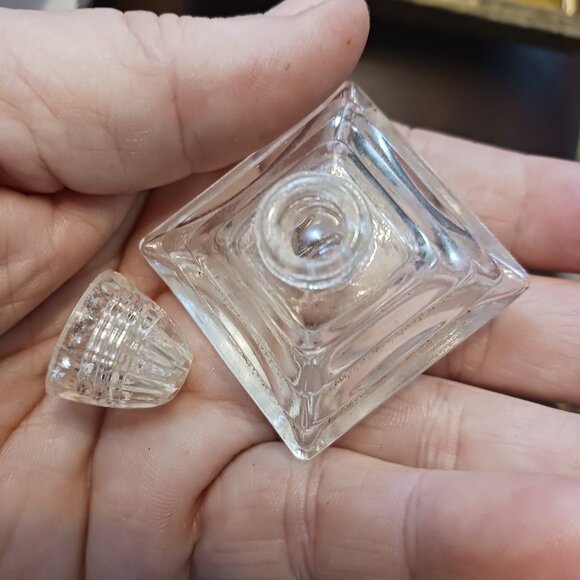 Set of 2 Two Vintage Lrice Mini Glass Salt Shakers Pyramid Shape Art Deco - Picture 4 of 4